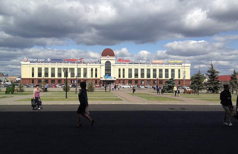 Оренбургская область, площадь в городе, люди гуляют