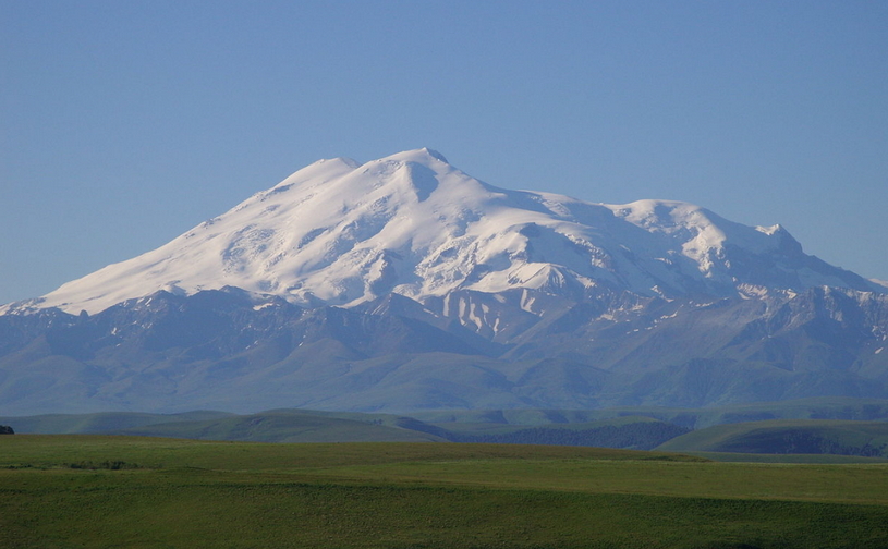 Высокая гора в Северо-Кавказском федеральном округе, красивый вид