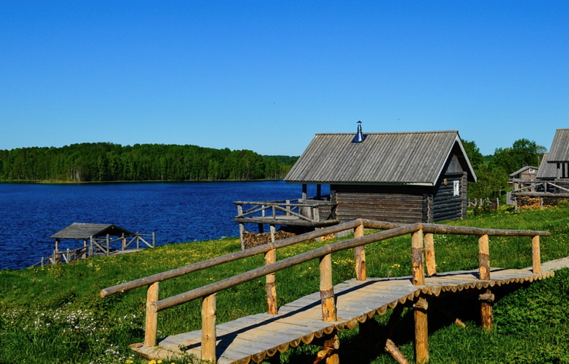 Жаркое лето в Вологодской области, озеро и красивая природа, деревня