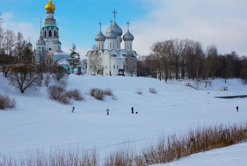 Морозная зима в Вологодской области, снег, церковь, солнечно