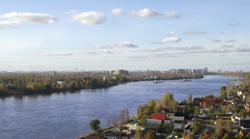 Ленинградская область, город у реки, население